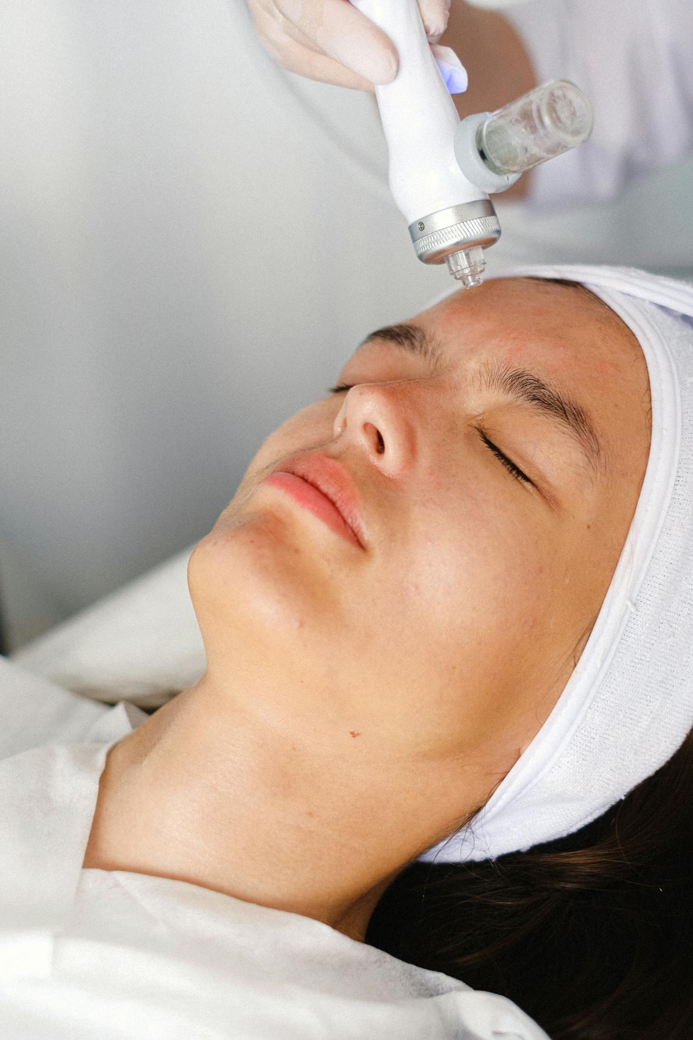 Radiofrequency handpiece used in an aesthetic skin tightening session